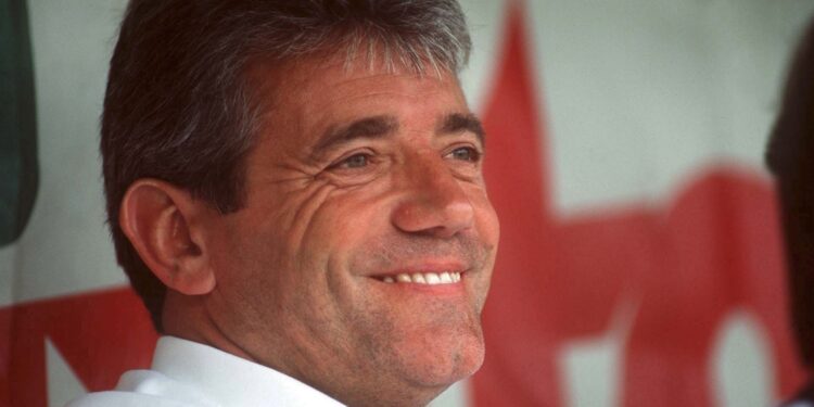 Hamburg salute Kevin Keegan with special applause round: “In heaven, they still play football.”