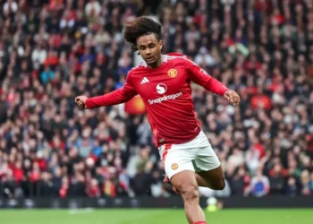 Ten-Man Tottenham Secure Valuable Draw at Old Trafford Increasing Pressure on Carrick