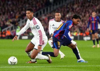Watch: Barcelona star sought out Jude Bellingham to congratulate Real Madrid man after El Clásico
